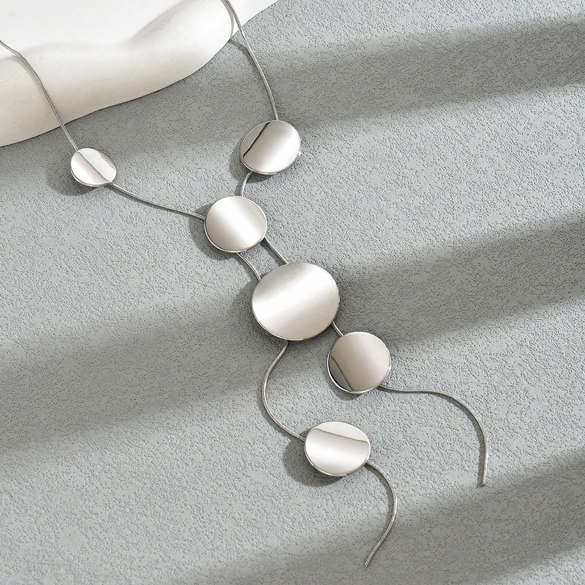 Collier long géométrique pour femme au design circulaire