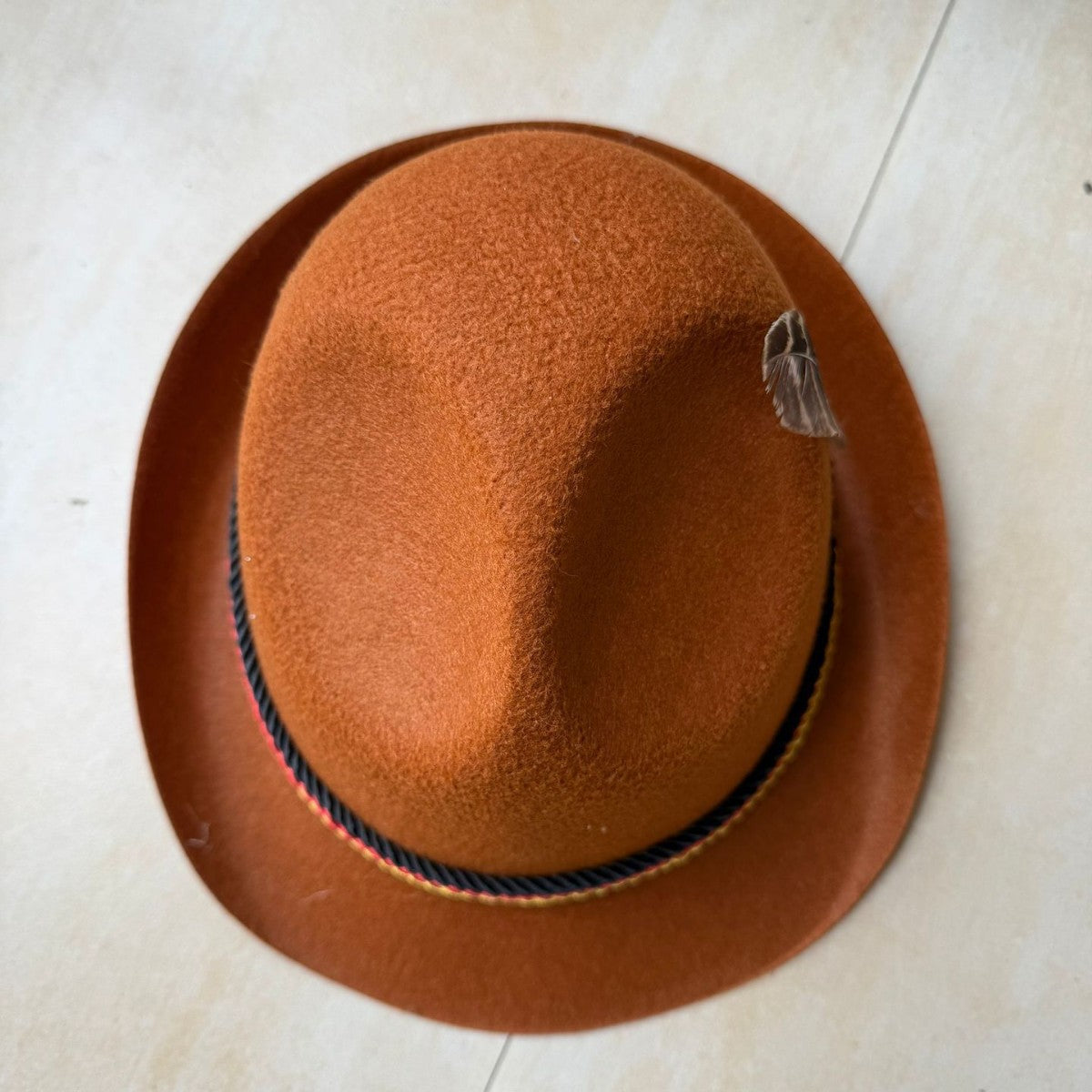 Chapeau haut-de-forme à plumes tissu non-tissé trois couleurs - BMYANY