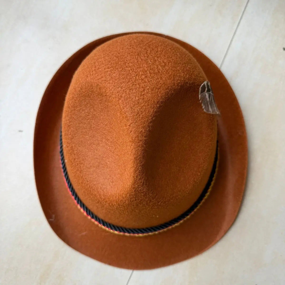 Chapeau haut-de-forme à plumes tissu non-tissé trois couleurs - BMYANY