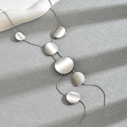 Collier long géométrique pour femme au design circulaire