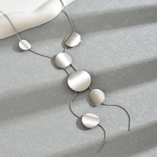 Collier long géométrique pour femme au design circulaire