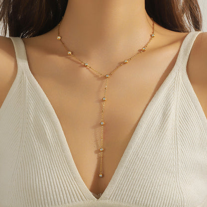 Collier chaîne simple et tendance avec diamants ronds incrustés