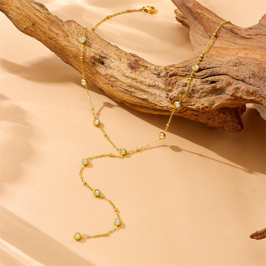 Collier chaîne simple et tendance avec diamants ronds incrustés