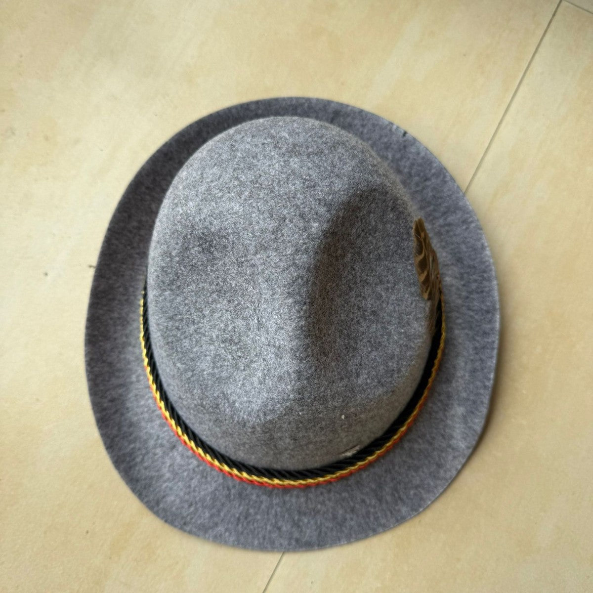 Chapeau haut-de-forme à plumes tissu non-tissé trois couleurs - BMYANY