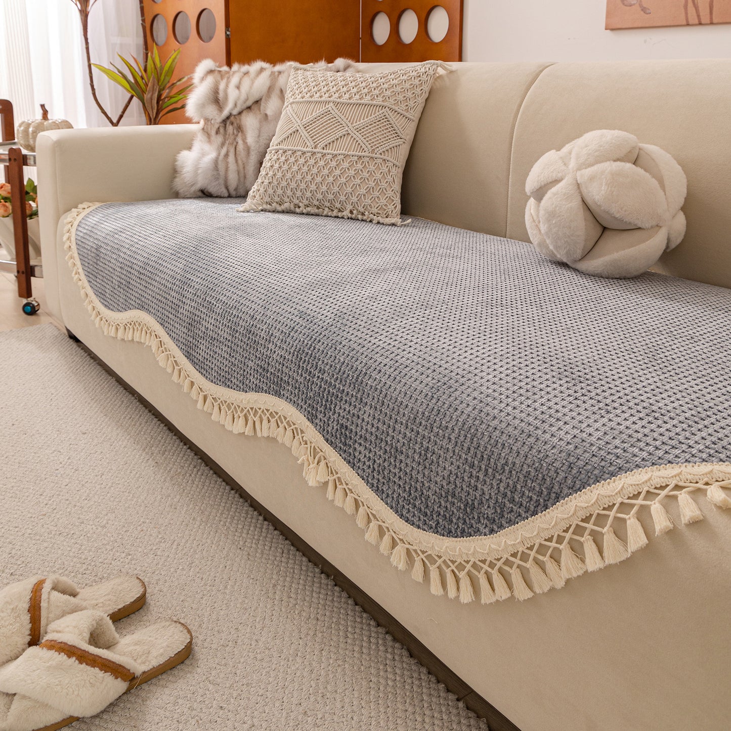 Housse de Canapé Peluche Courte Antidérapante à Pompons Tendance - BMYANY